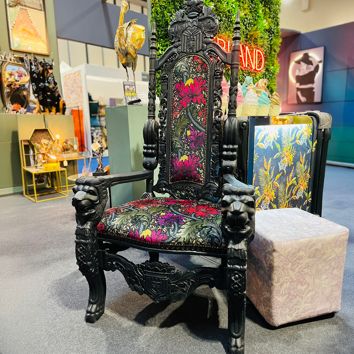 Traforata Throne Chair